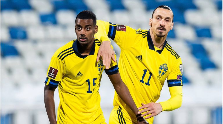 زلاتان إبراهيموفيتش قائد منتخب السويد مع زميله ألكسندر إيساك زلاتان إبراهيموفيتش مهاجم فريق ميلان ومنتخب السويد