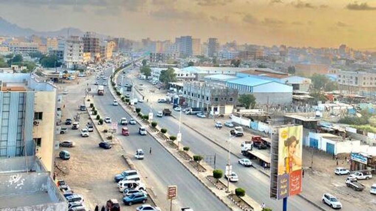 طاقم طبي باليمن يمارس مهام عمله