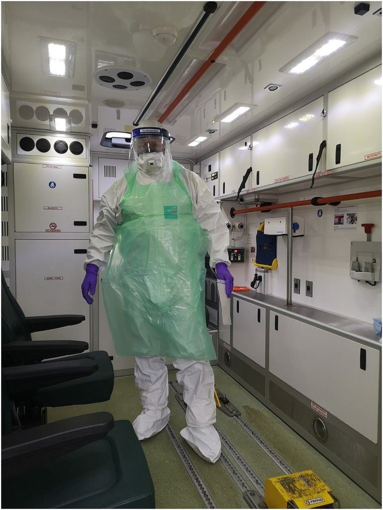 قناع وجه ملقى على الأرض مهددا بنقل فيروس كورونا