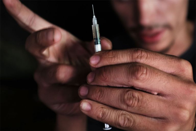 انتشار المخدرات في العراق من دولة عبور إلى إدمان الكريستال والحشيش