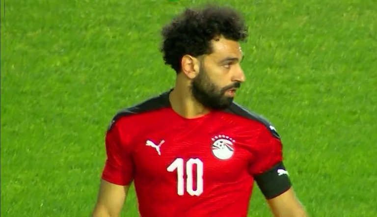 محمد صلاح يرتدي شارة القيادة