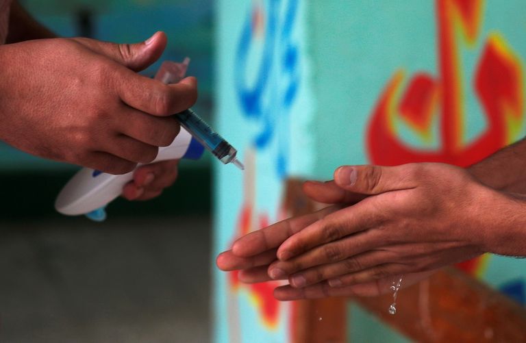 عاملة صحية تأخذ مسحة من رجل في فنزويلا