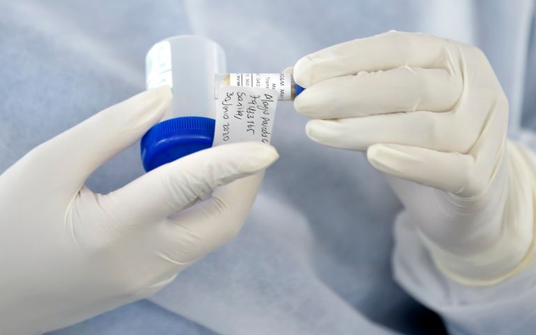 عاملة صحية تأخذ مسحة من رجل في فنزويلا