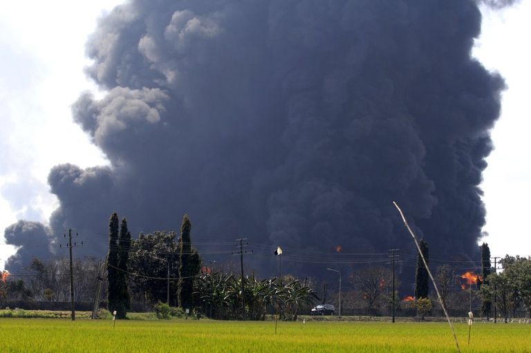 صورة للحريق الضخم الذي شب في مصفاة بيرتامينا بالونجان شمالي إندونيسيا
