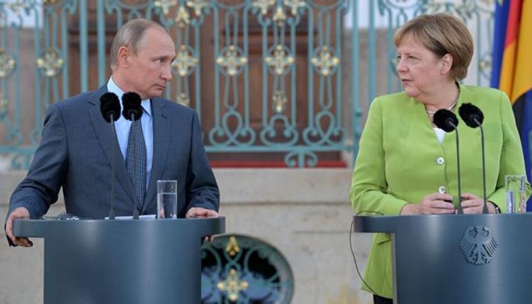 زعيما روسيا وألمانيا فلاديمير بوتين وأنجيلا ميركل