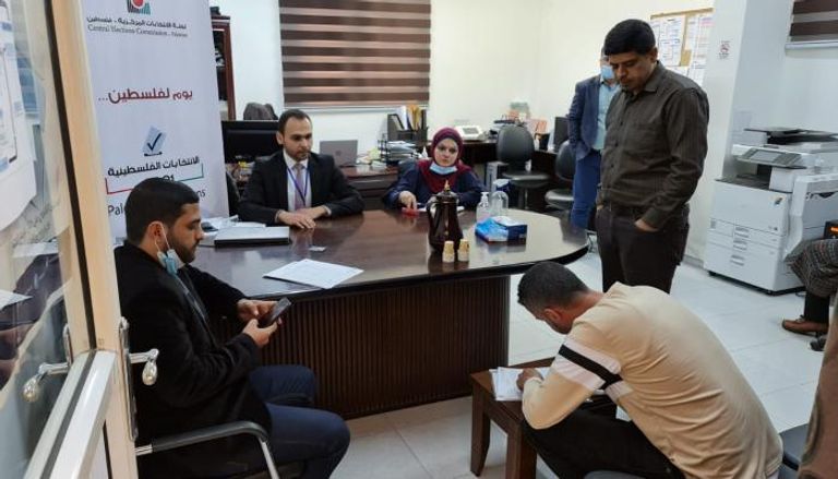 قائمة المستقبل تقدم طلب ترشحها للجنة الانتخابات بغزة