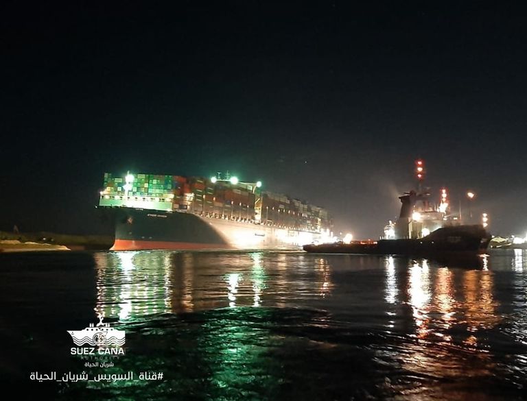السفينة إيفر جيفن في قناة السويس