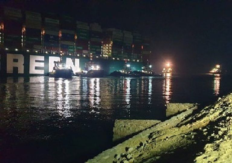 السفينة إيفر جيفن في قناة السويس