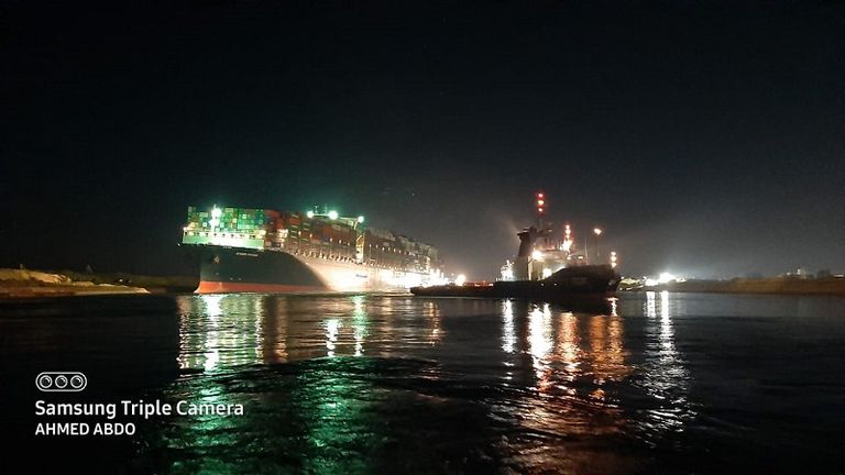 تعويم السفينة الجانحة بقناة السويس - لحظة بلحظة