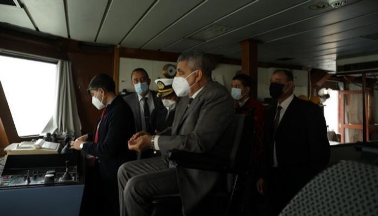 الفريق أسامة ربيع في غرفة عمليات أزمة سفينة قناة السويس