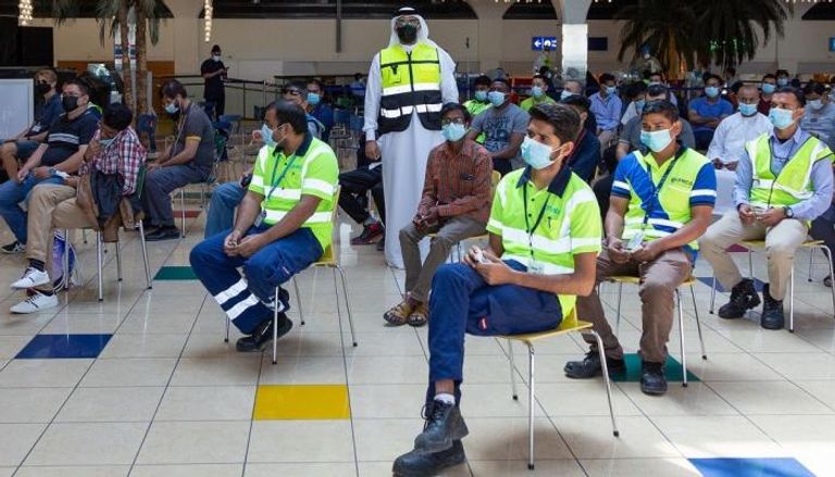 مجموعة من المتطوعين ضمن المبادرة في دبي