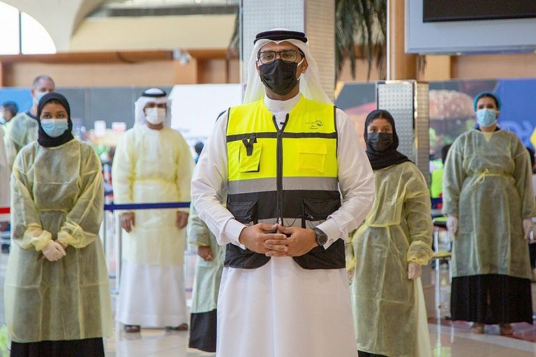 مجموعة من المتطوعين ضمن المبادرة في دبي