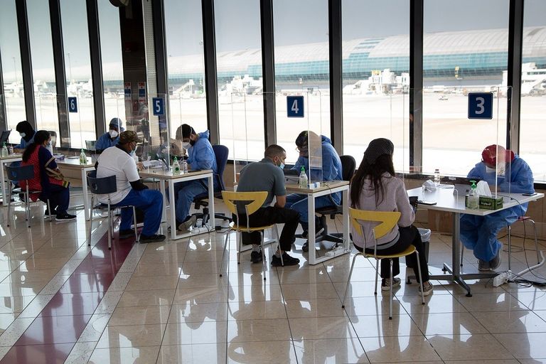 مجموعة من المتطوعين ضمن المبادرة في دبي