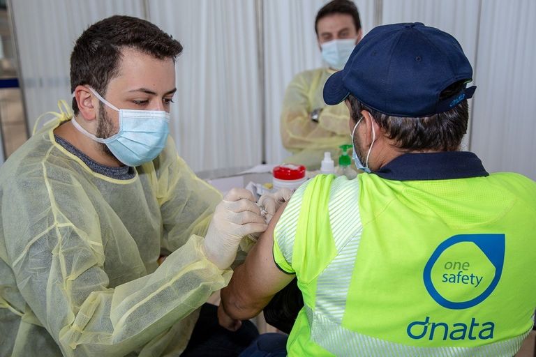 مجموعة من المتطوعين ضمن المبادرة في دبي