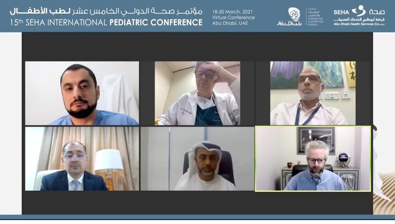 طفل في السادسة من عمره يرتدي الكمامة للوقاية من كورونا