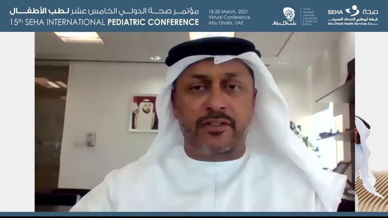 طفل في السادسة من عمره يرتدي الكمامة للوقاية من كورونا