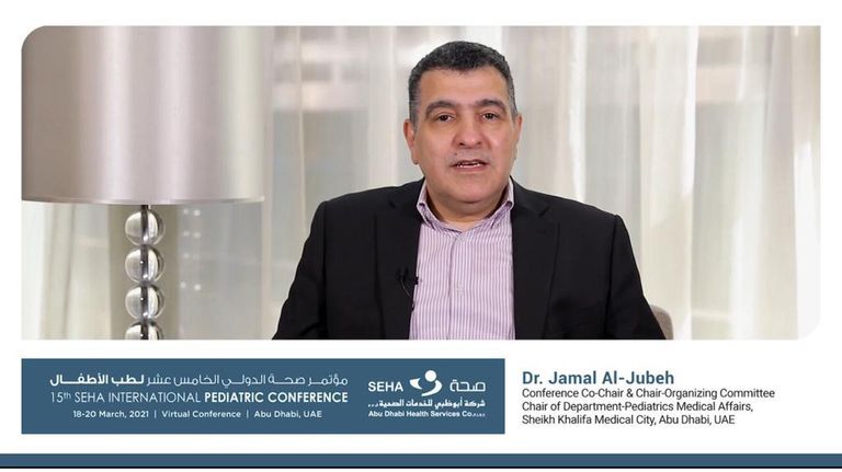 طفل في السادسة من عمره يرتدي الكمامة للوقاية من كورونا