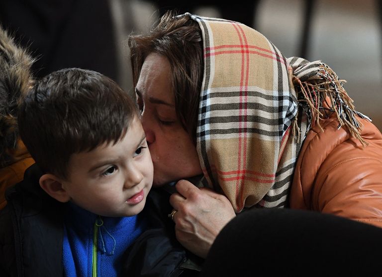 الشابة الرومانية مع أولادها الثلاثة في بوخارست