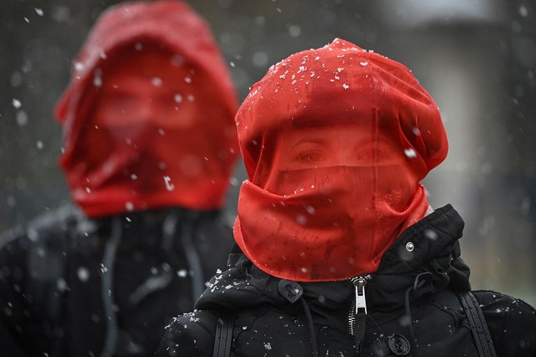 الشابة الرومانية مع أولادها الثلاثة في بوخارست