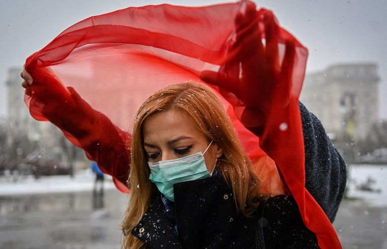 الشابة الرومانية مع أولادها الثلاثة في بوخارست