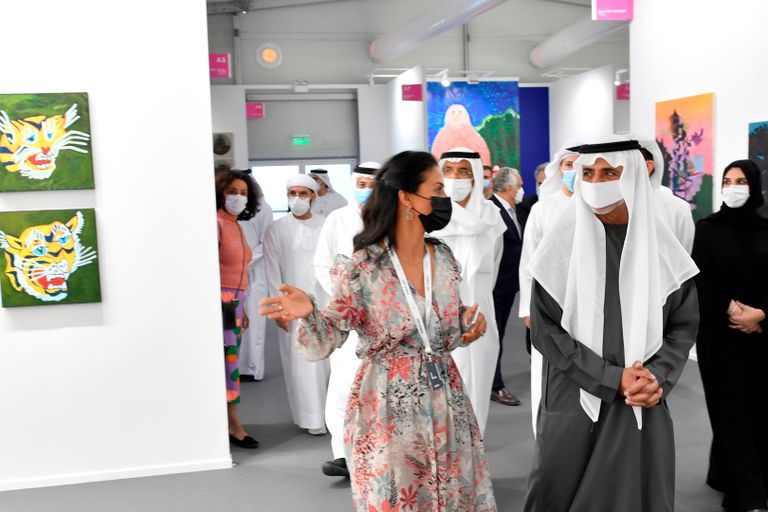 الشيخ نهيان بن مبارك آل نهيان خلال جولة بالمعرض