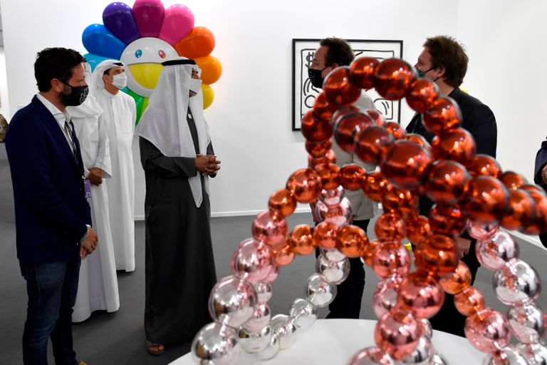 الشيخ نهيان بن مبارك آل نهيان خلال جولة بالمعرض