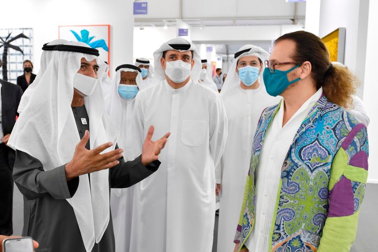 الشيخ نهيان بن مبارك آل نهيان خلال جولة بالمعرض
