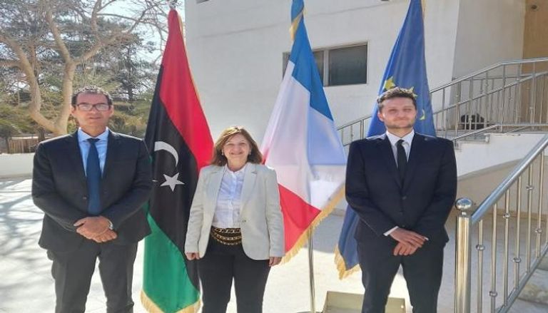 السفيرة الفرنسية في ليبيا أمام مقر السفارة في طرابلس