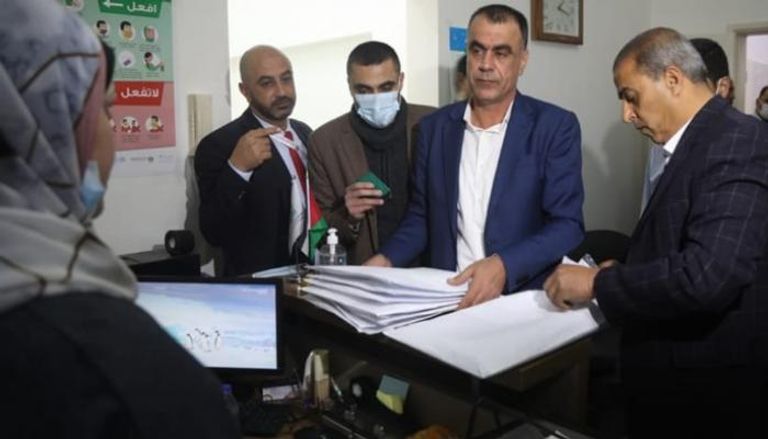 لجنة الانتخابات تستقبل القوائم المرشحة بغزة