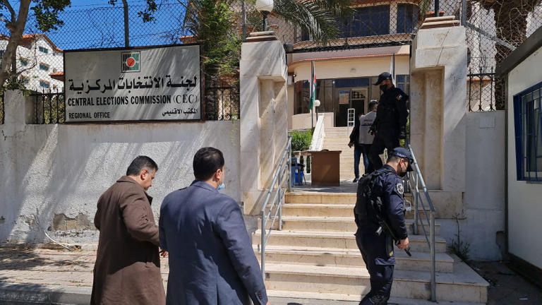 لجنة الانتخابات تستقبل القوائم المرشحة بغزة