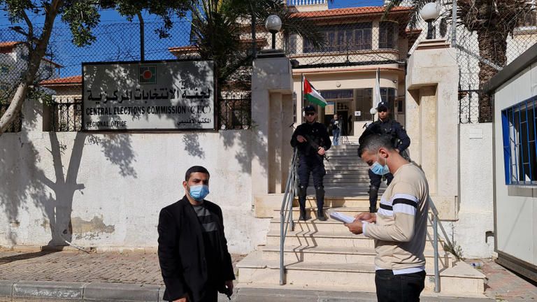 لجنة الانتخابات تستقبل القوائم المرشحة بغزة