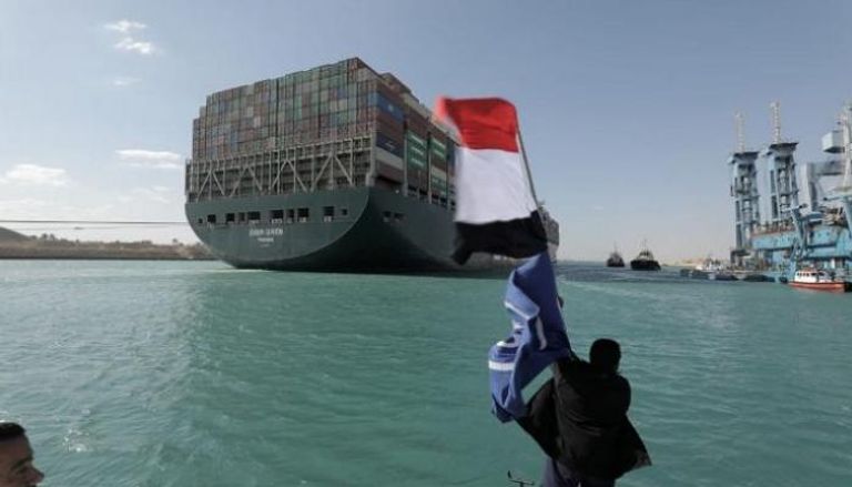 نجاح مصر في تعويم السفينة محط أنظار العالم