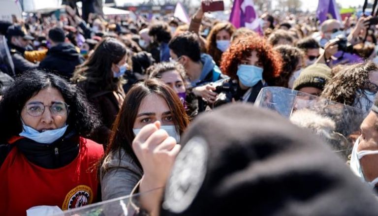 تركيات يرتدين الكمامة للوقاية من كورونا خلال مظاهرة نسوية