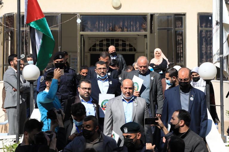 لجنة الانتخابات تستقبل القوائم المرشحة بغزة