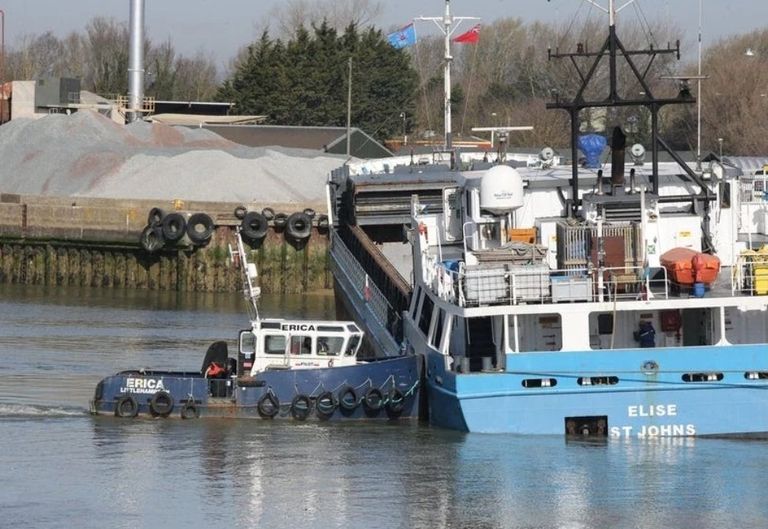 السفينة "إليز" الجانحة في ميناء "ليتالهامبتون" البريطاني