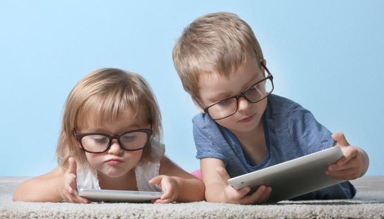 الاستعمال المفرط للهاتف الذكي أو الحاسوب اللوحي خطر على عين الطفل
