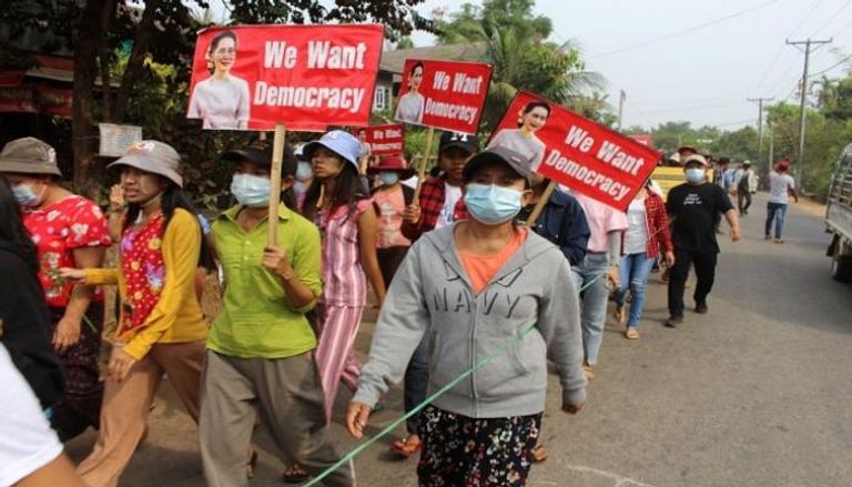 جانب من المظاهرات التي تشهدها ميانمار رفضا للانقلاب - رويترز