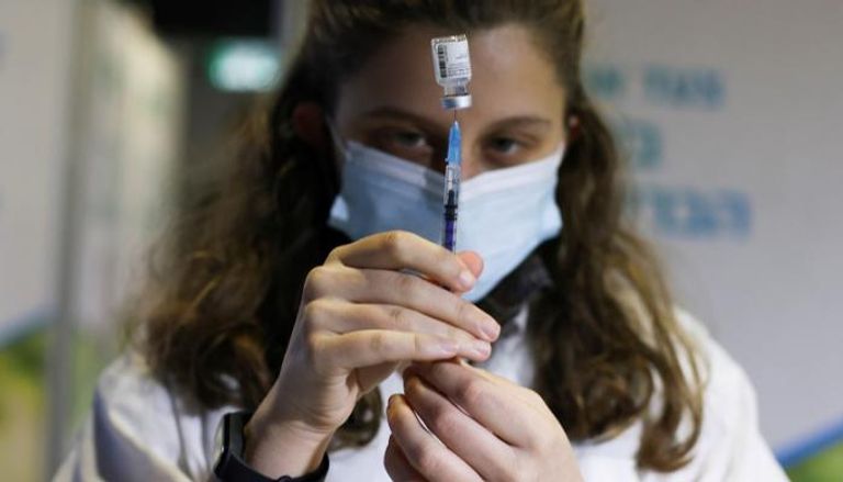ممرضة تحضر جرعة من لقاح كورونا في القدس