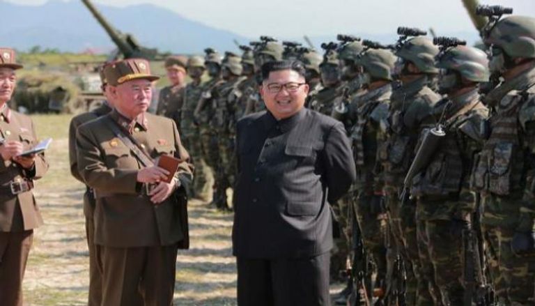 الزعيم الكوري الشمالي وسط مجموعة من جنود الجيش - أرشيفية