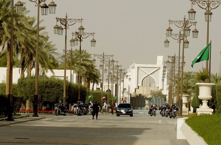 ولي العهد السعودي يستقبل رئيس وزراء العراق