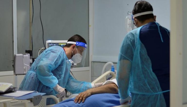 طبيب يفحص مريضا بفيروس كورونا في مستشفى بالأردن