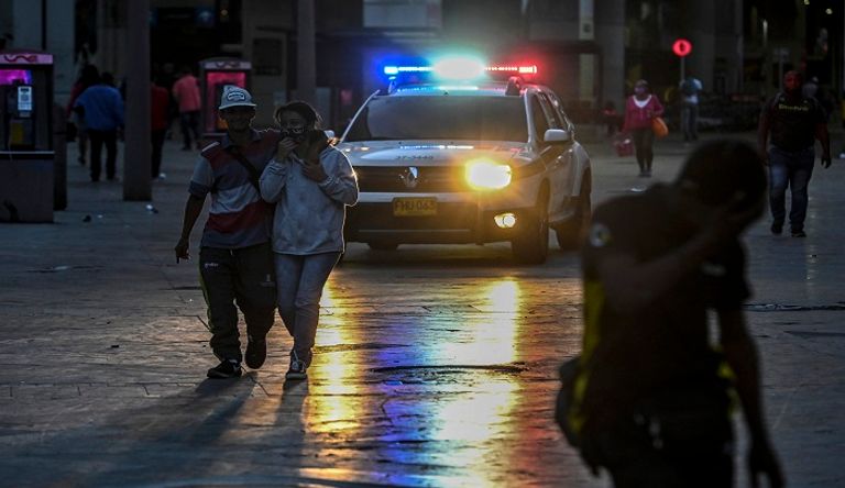 كولومبيون يخضعون للتفتيش الذاتي خلال الإغلاق- الفرنسية