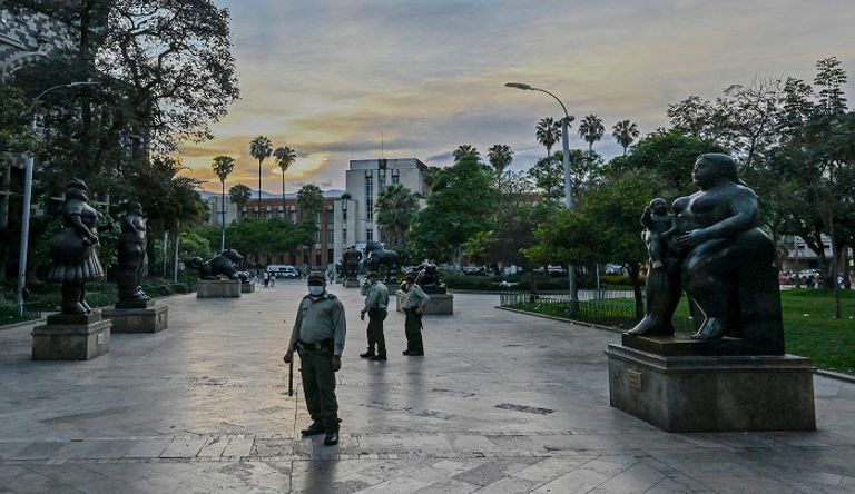 كولومبيون يخضعون للتفتيش الذاتي خلال الإغلاق- الفرنسية