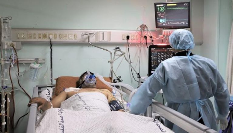 مريض بكورونا يتلقى العلاج في مستشفى بفلسطين