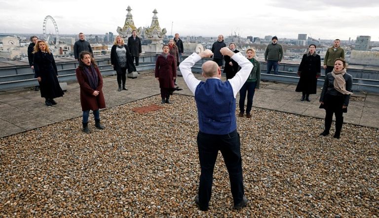 جوقة أوبرا لندن تقدم عرضا من سطح الدار الملكية