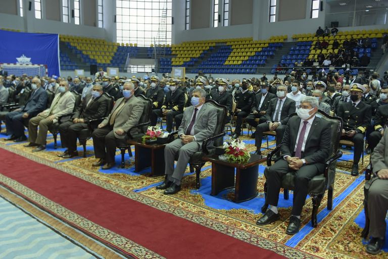 قناة السويس تكرم عمال تعويم السفينة "إيفر جيفن" رئيس هيئة قناة السويس يكرم أحد أبطال تعويم السفينة