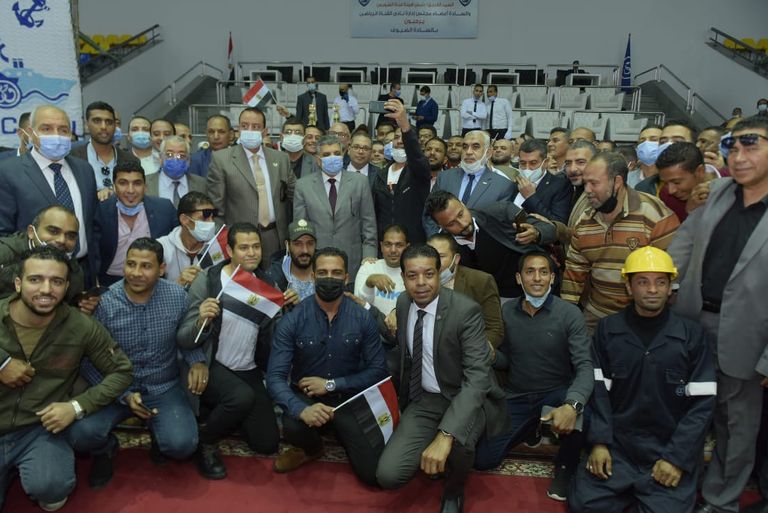 قناة السويس تكرم أبطال تعويم سفينة "إيفر جيفن" رئيس هيئة قناة السويس يكرم أحد أبطال تعويم السفينة