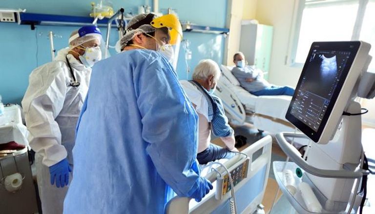 أطباء يفحصون مريضا مصابا بفيروس كورونا في مستشفى إيطالي
