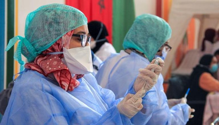 طبيبات مغربيات يتولين إعداد لقاح كورونا لتطعيم المواطنين