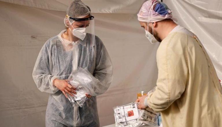 فريق طبي يعد فحوصات الكشف عن فيروس كورونا